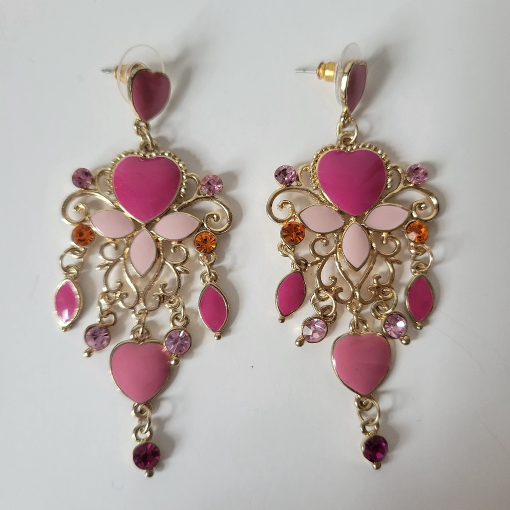 Chandelier Fashion Earrings With Heart Details